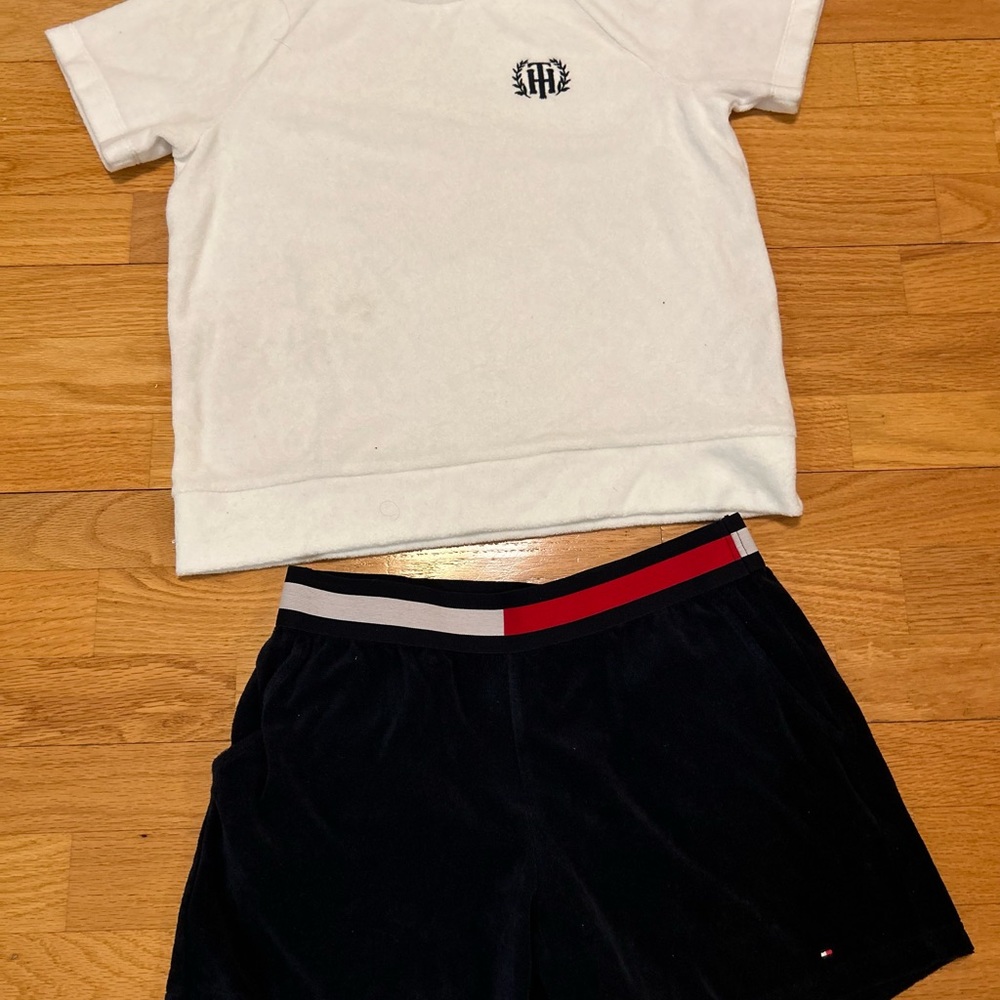 Women’s used 2pc Tommy Hilfiger short set. Terry cloth.